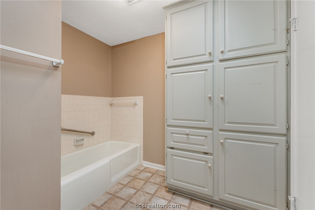 2900 Broadmoor Drive
