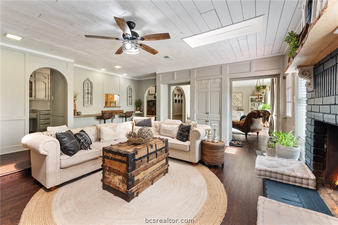 2512 Towering Oaks Drive
