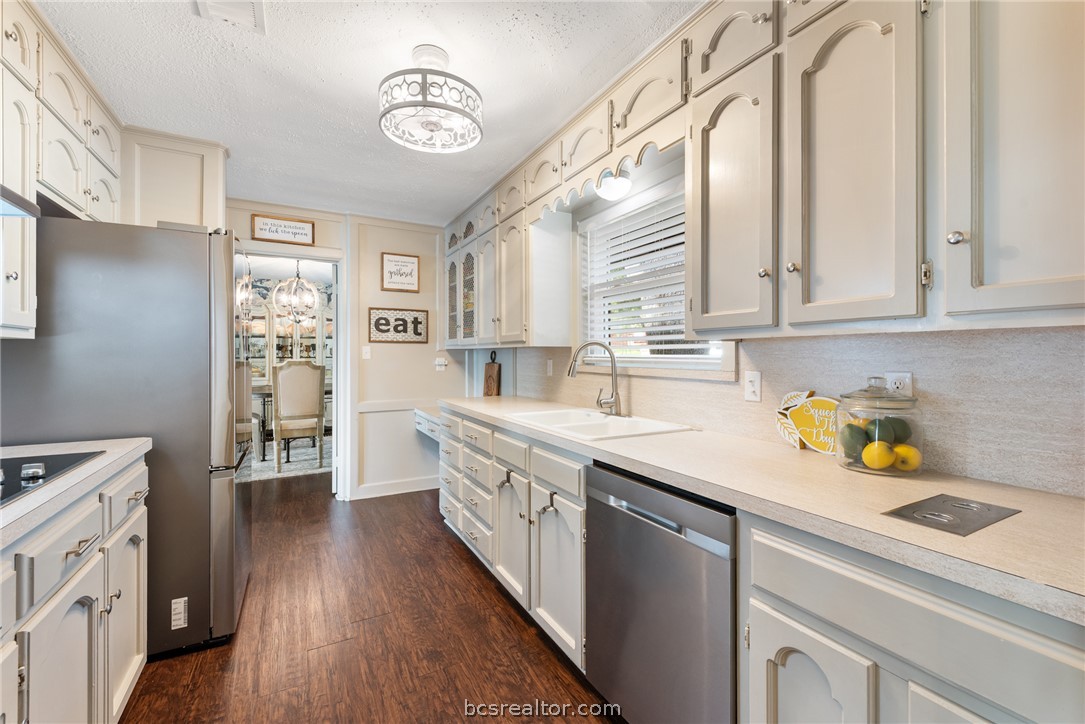 2512 Towering Oaks Drive
