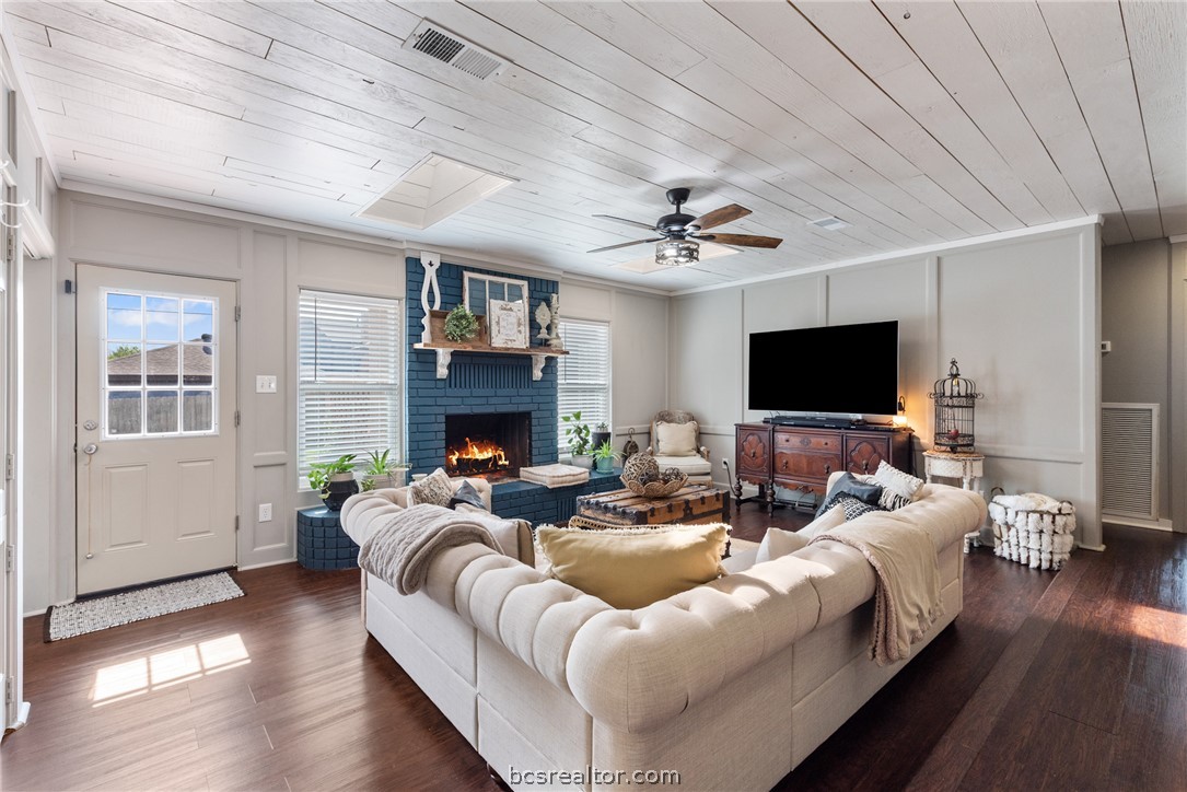 2512 Towering Oaks Drive