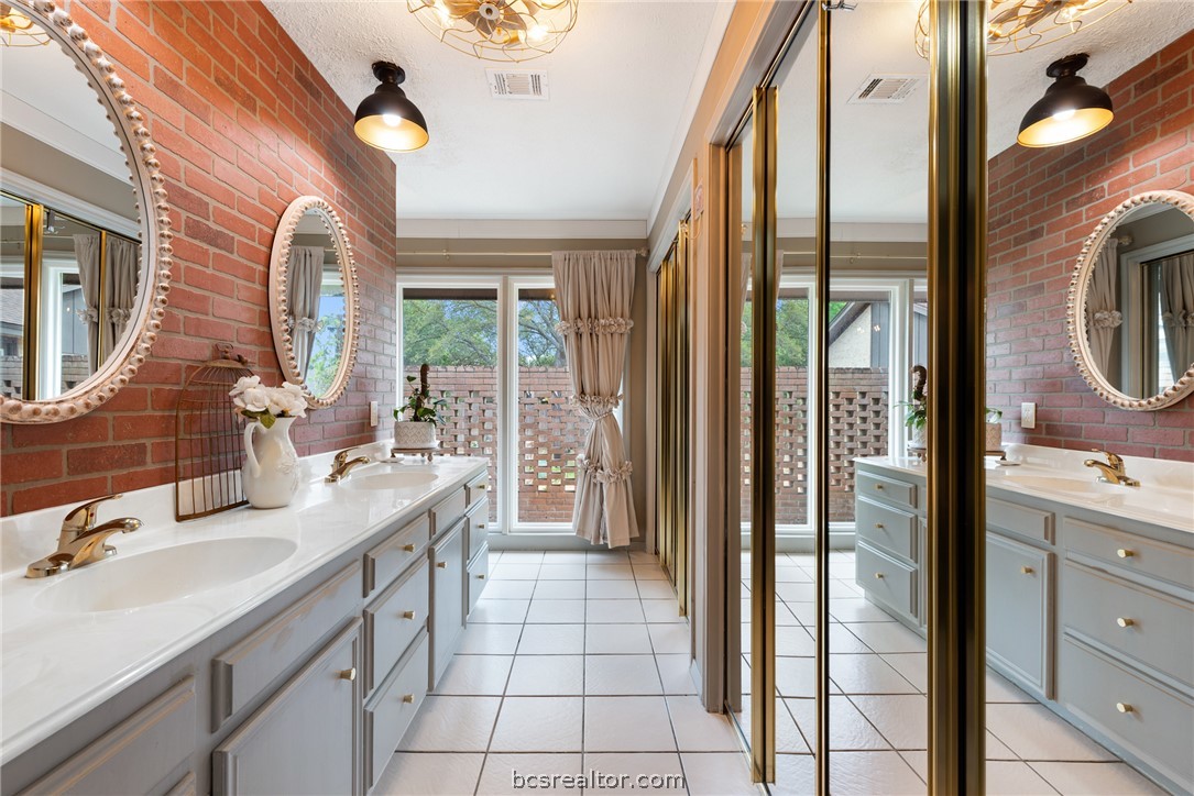 2512 Towering Oaks Drive
