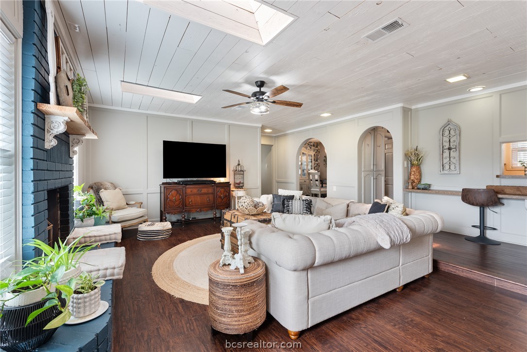 2512 Towering Oaks Drive