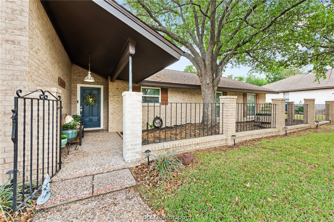 2512 Towering Oaks Drive