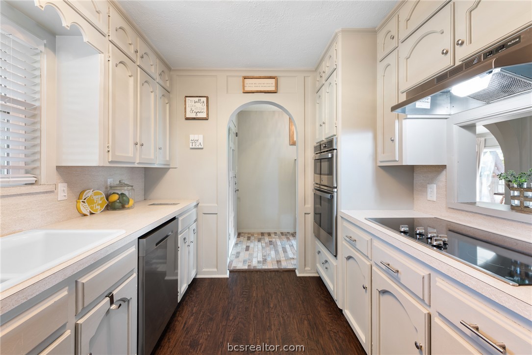 2512 Towering Oaks Drive