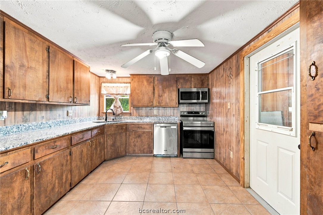 8032 East FM 979