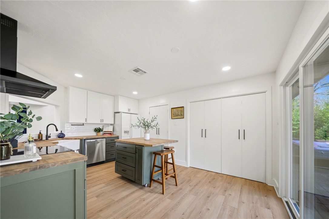 8052 Perry Lane
