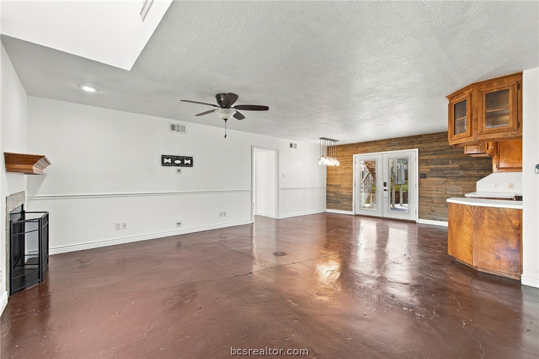 2201 Bluebonnet Boulevard
