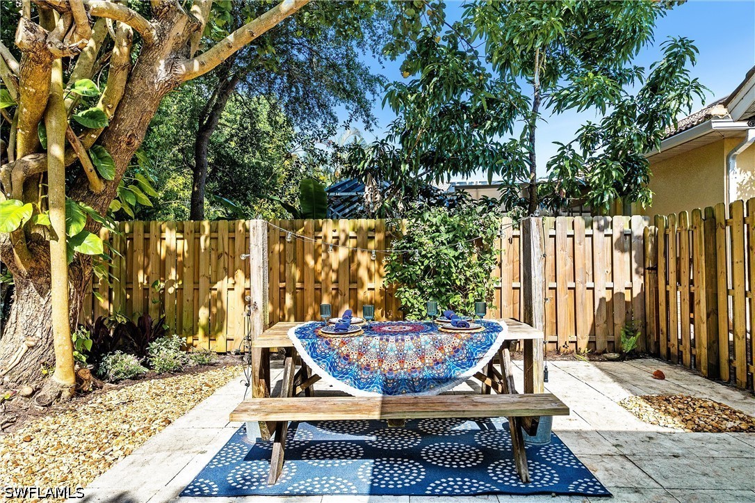 9801 Las Casas DR