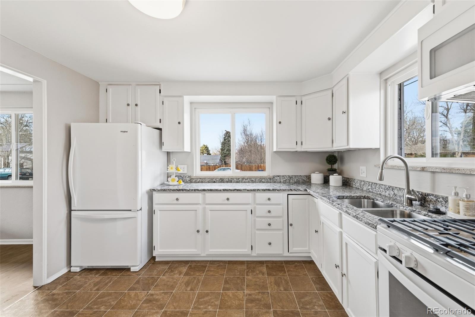 2258-2268 W Maplewood Avenue