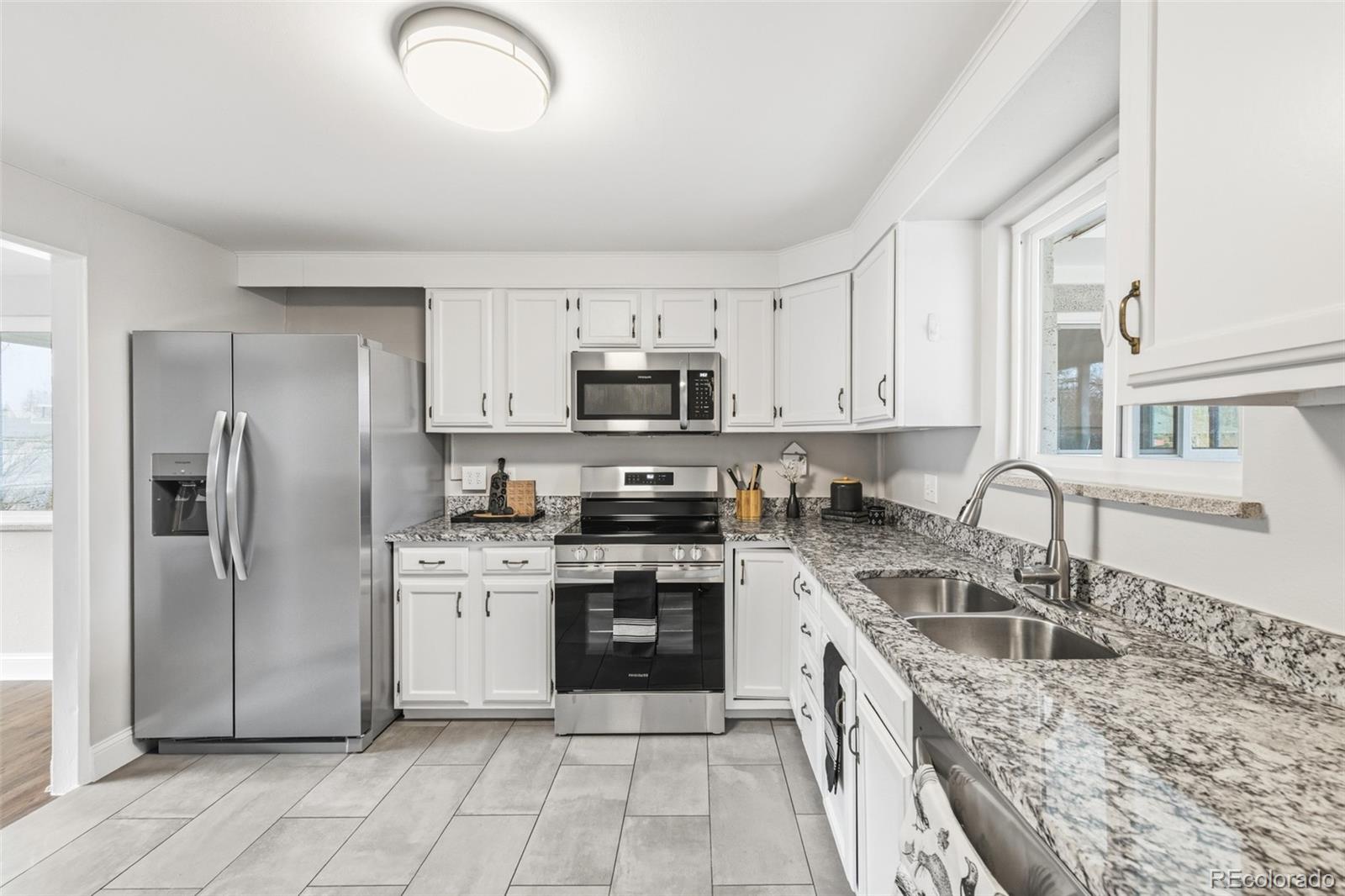 2258-2268 W Maplewood Avenue