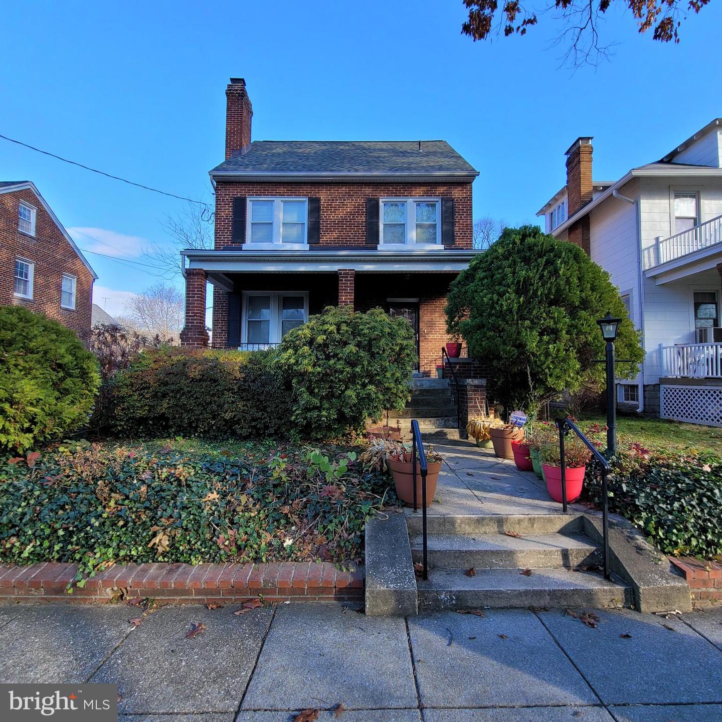 6823 8th STREET NW