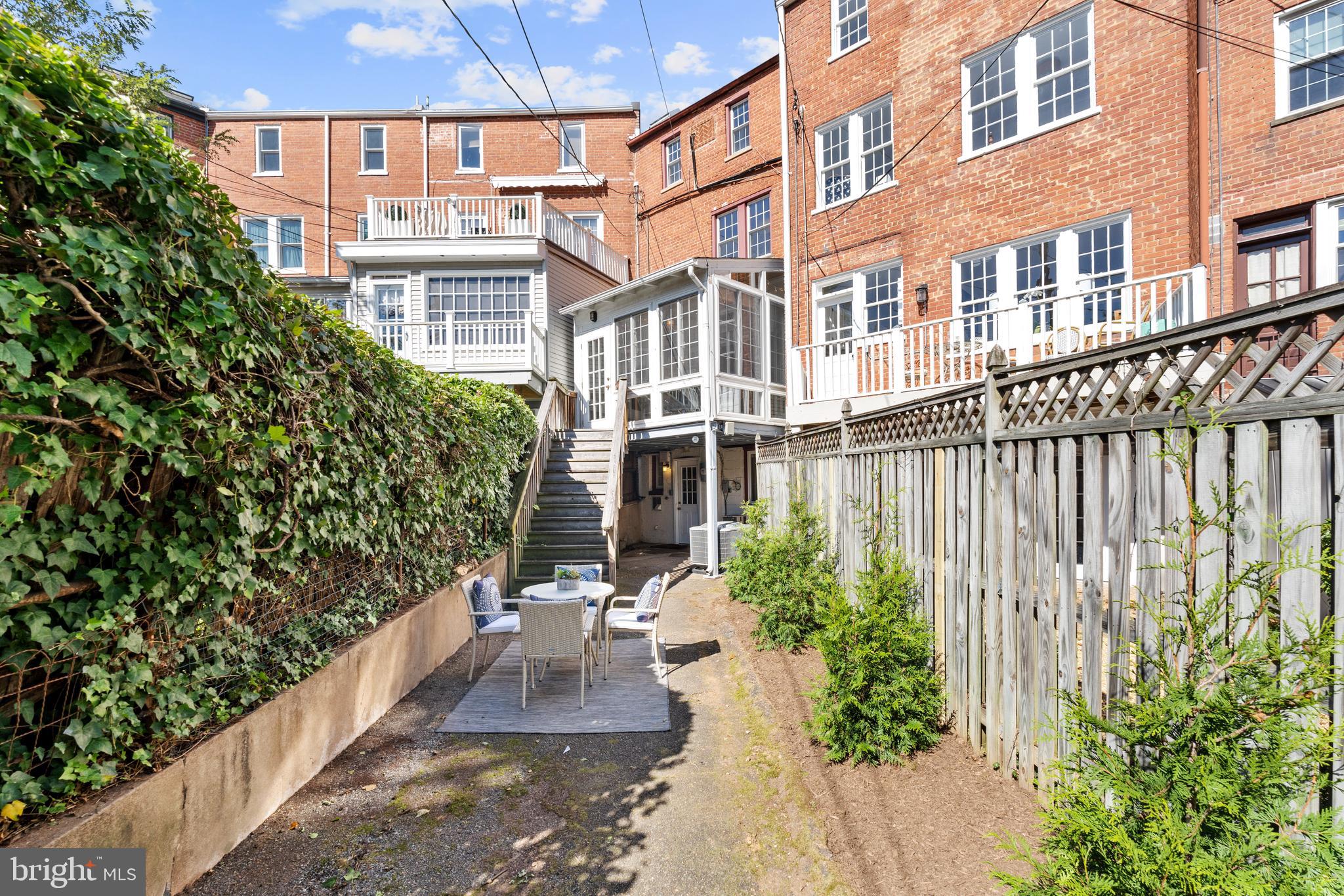 4428 Greenwich PARKWAY NW