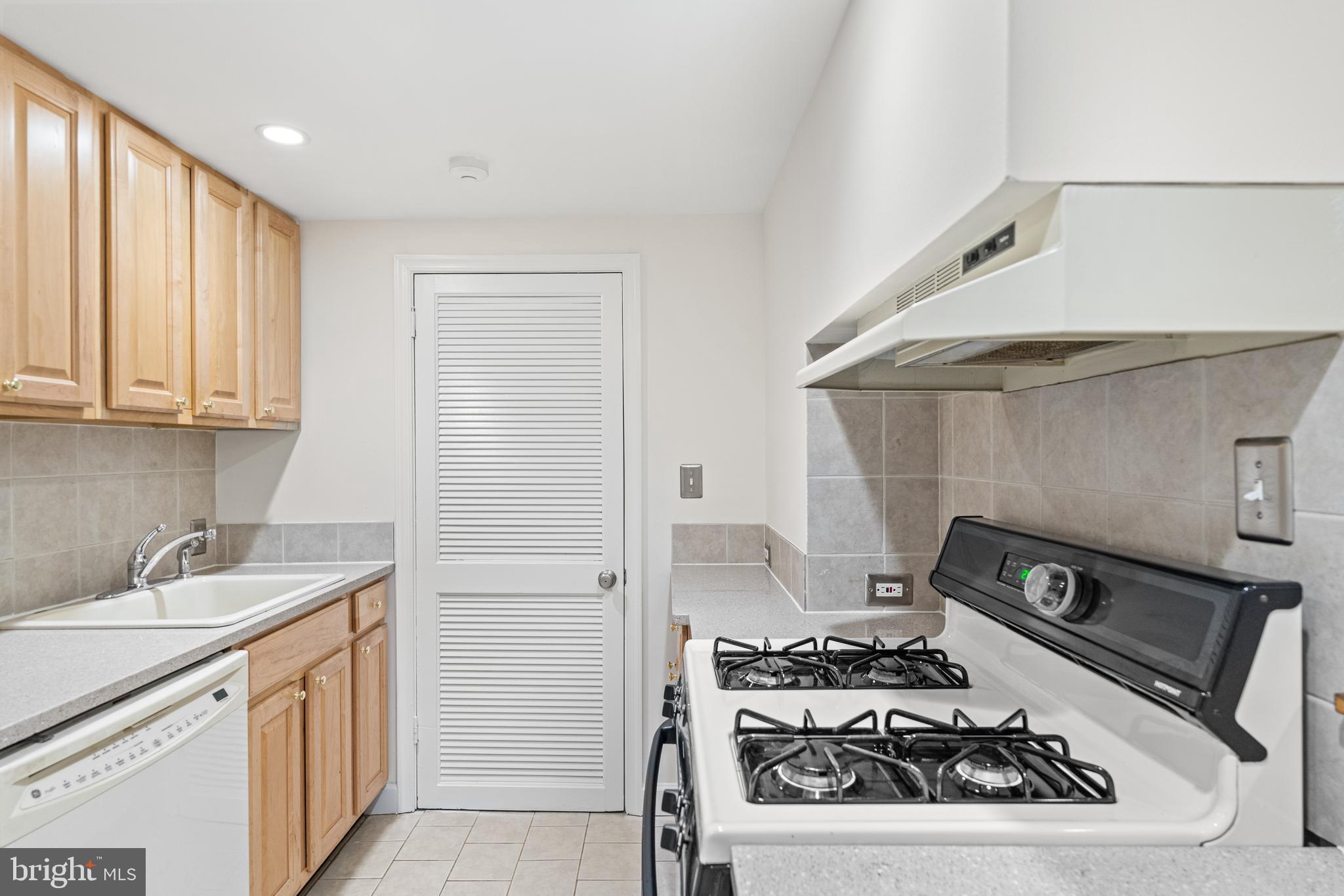 4428 Greenwich PARKWAY NW