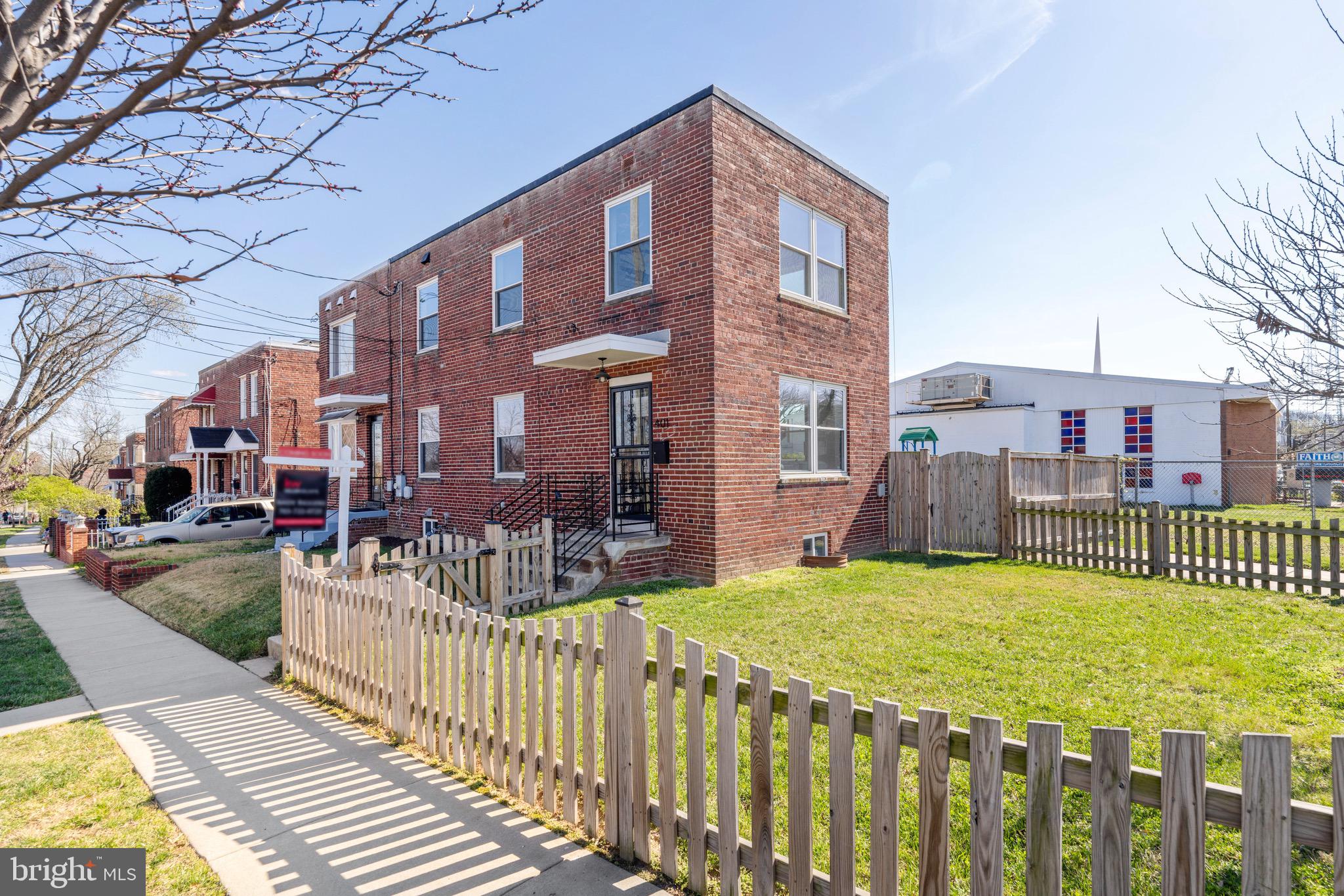 401 Madison St NE
