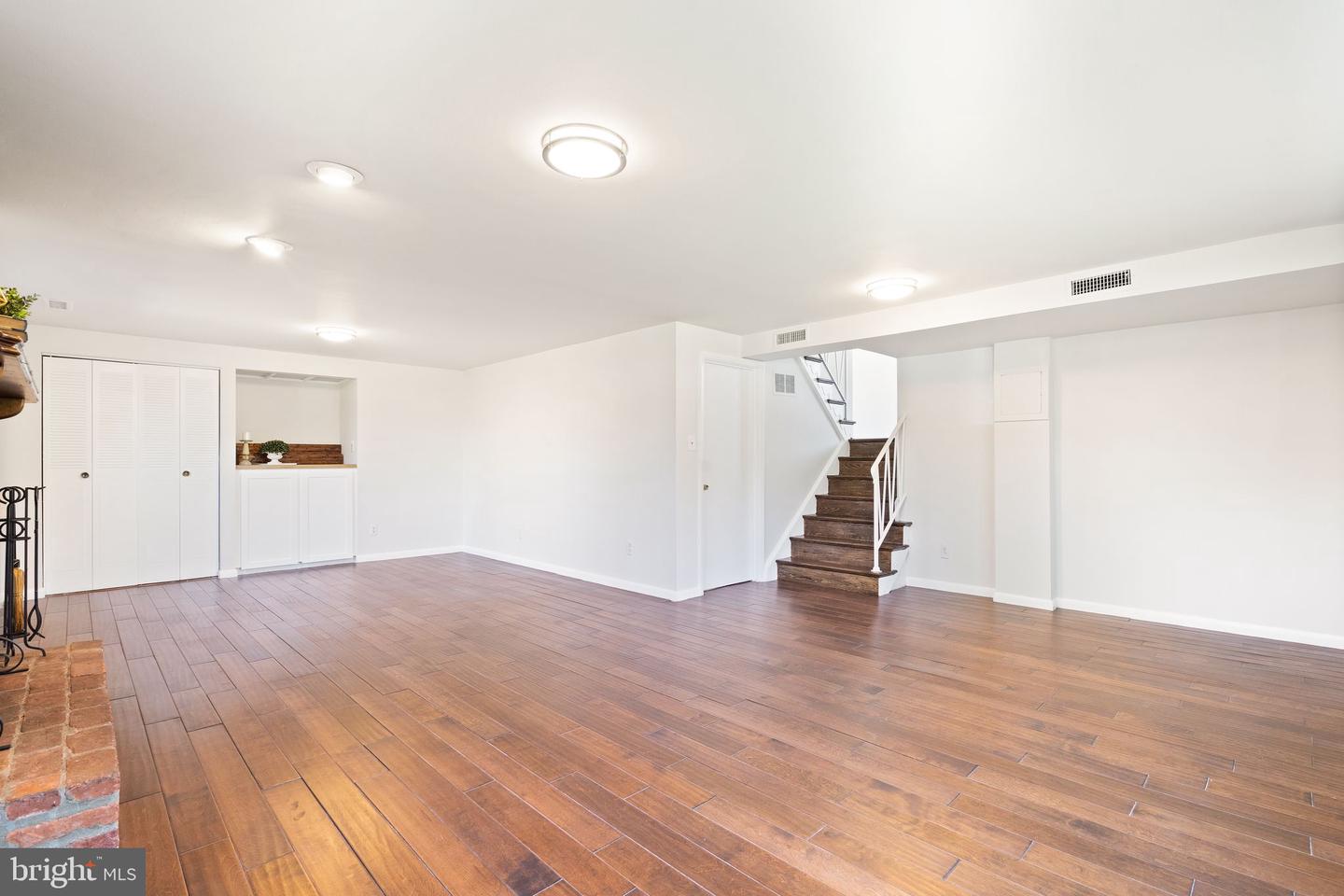 3405 Siesta DRIVE