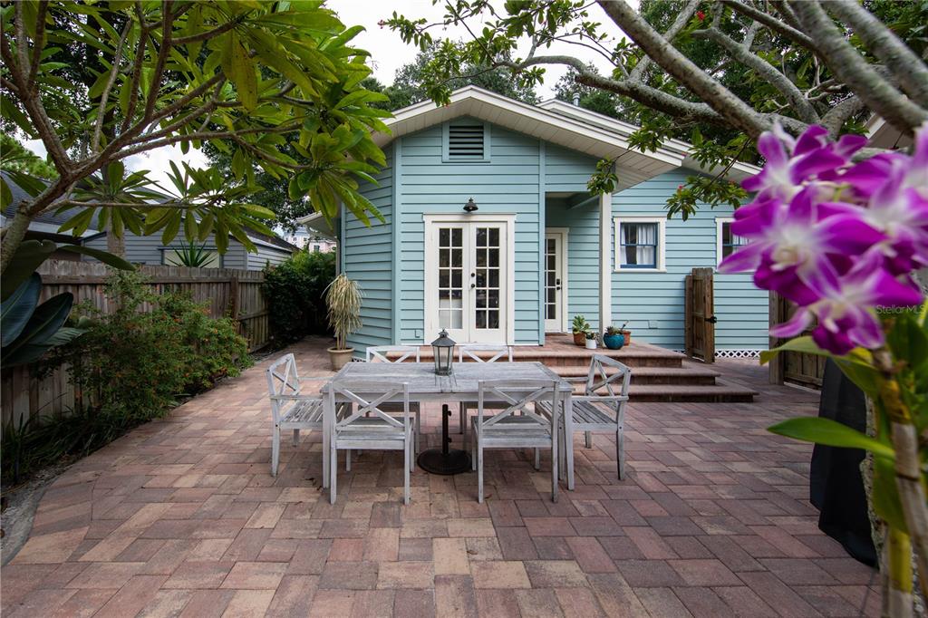 1122 POMELO AVENUE