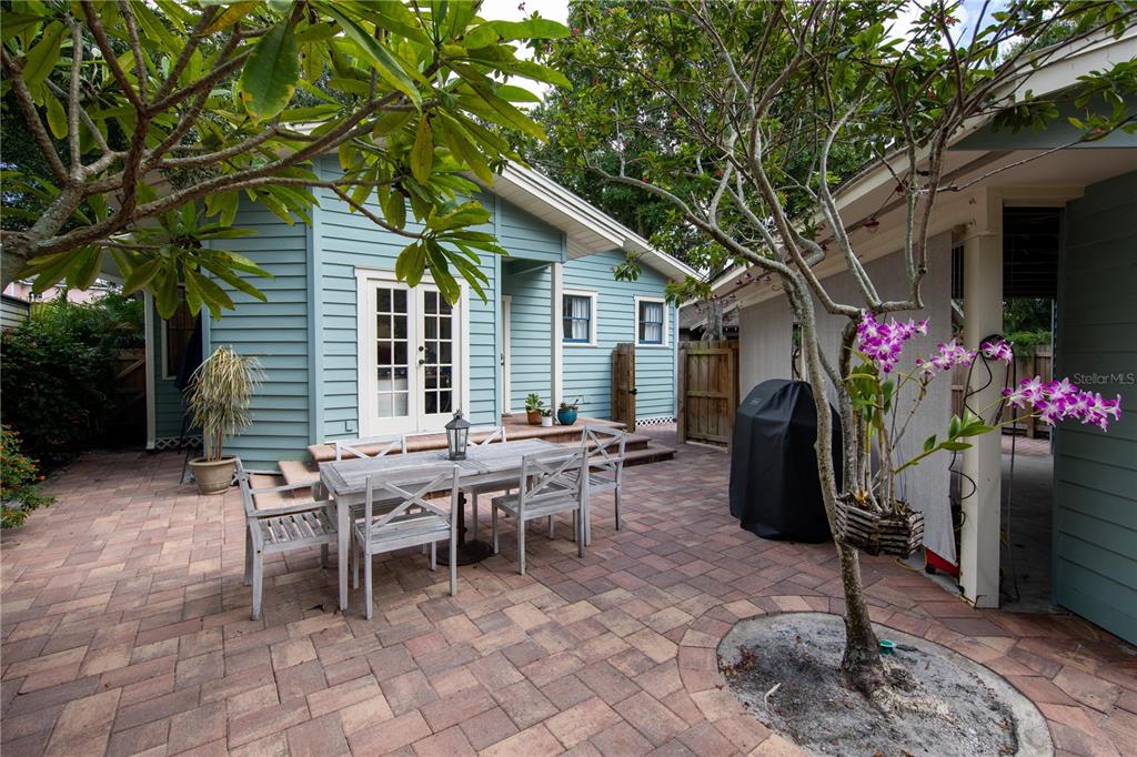 1122 POMELO AVENUE
