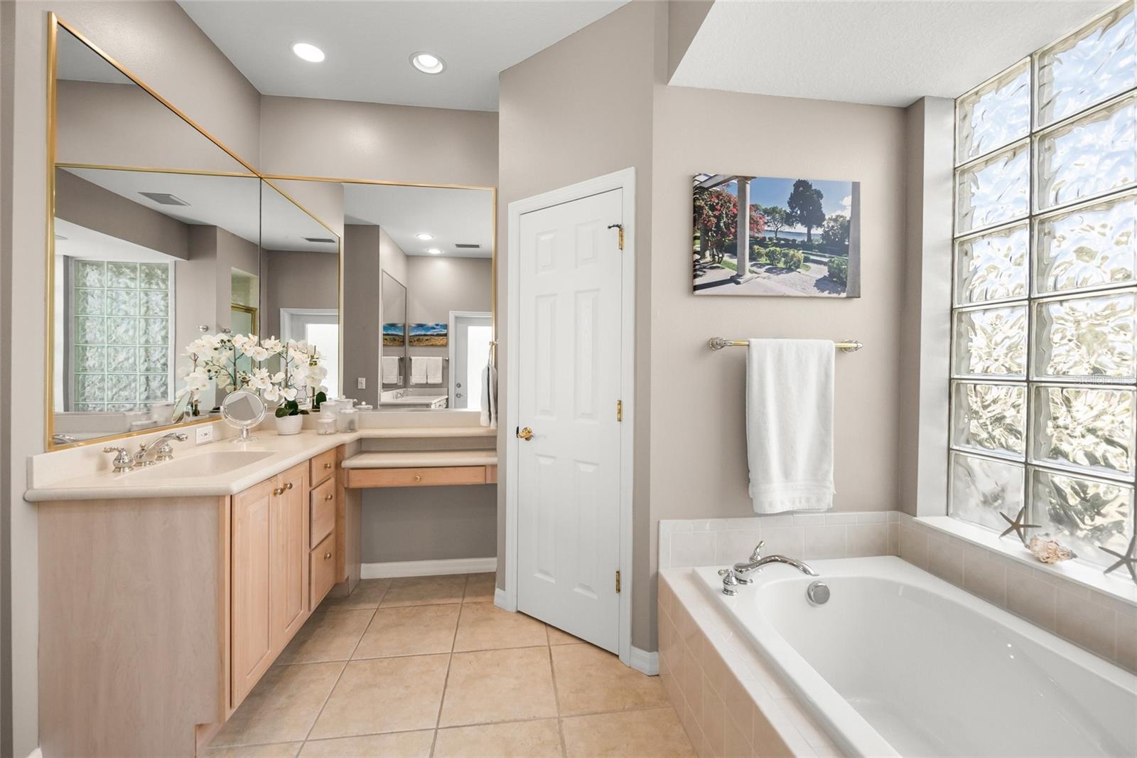 511 LATITUDE LN