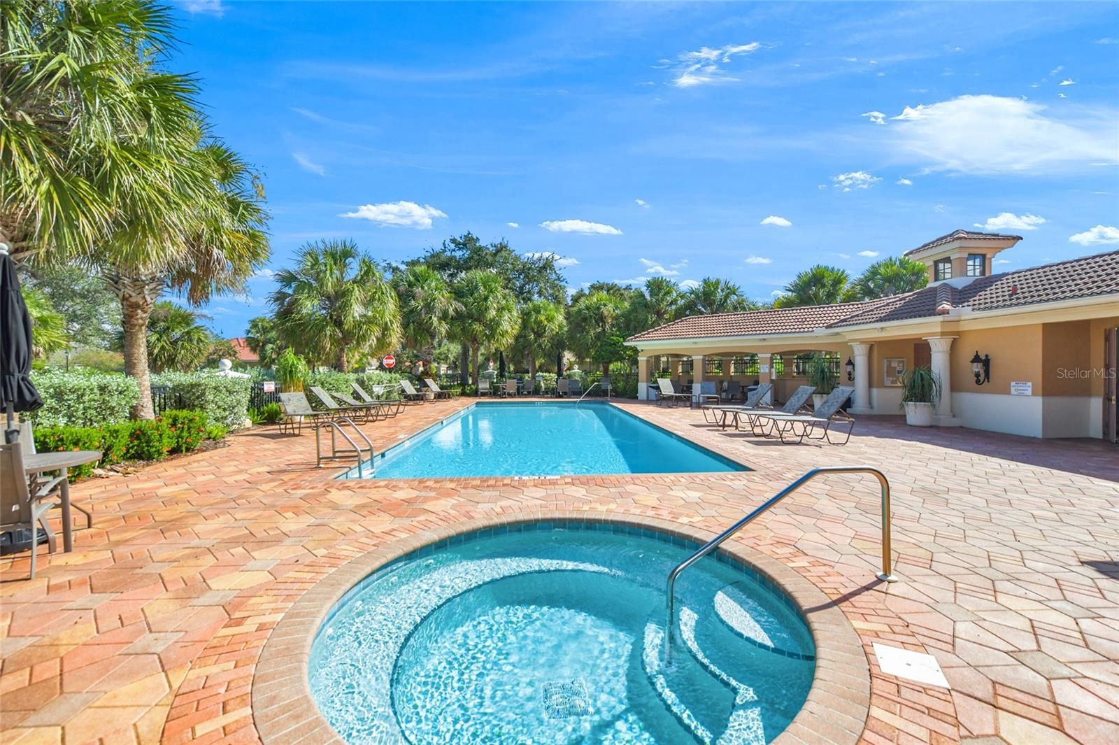 511 LATITUDE LN
