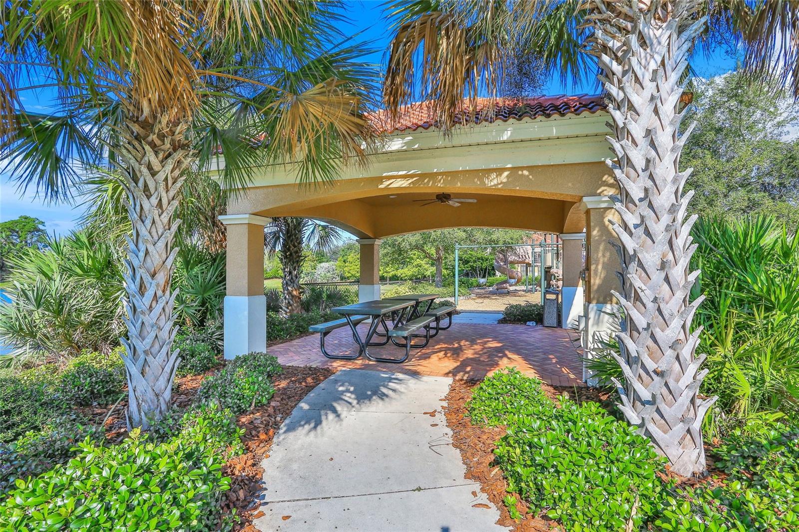 511 LATITUDE LN