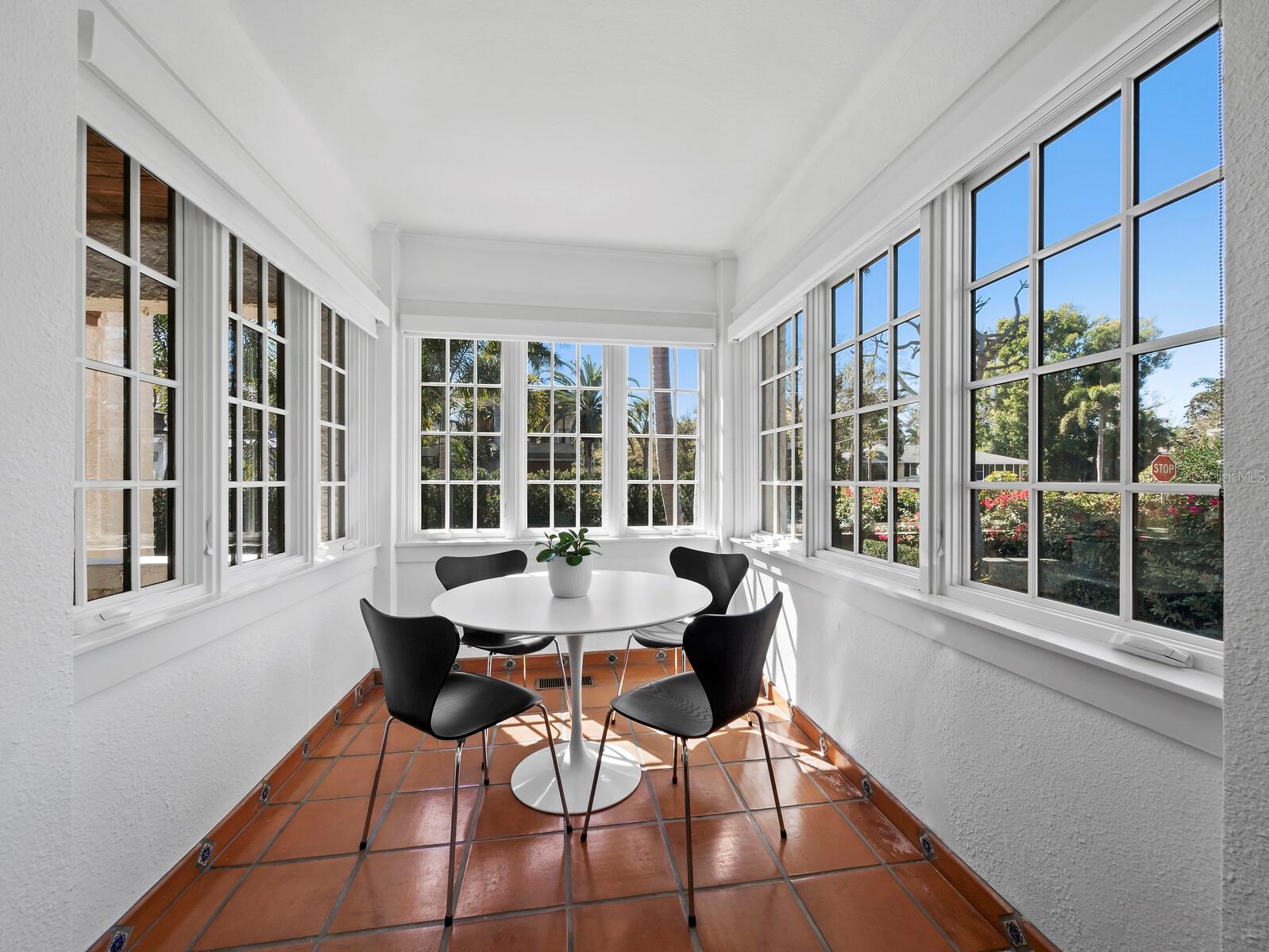 1905 ALTA VISTA ST