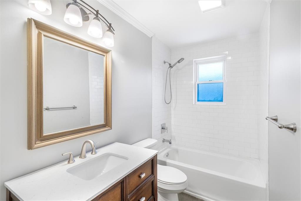 2308 TAFT Park