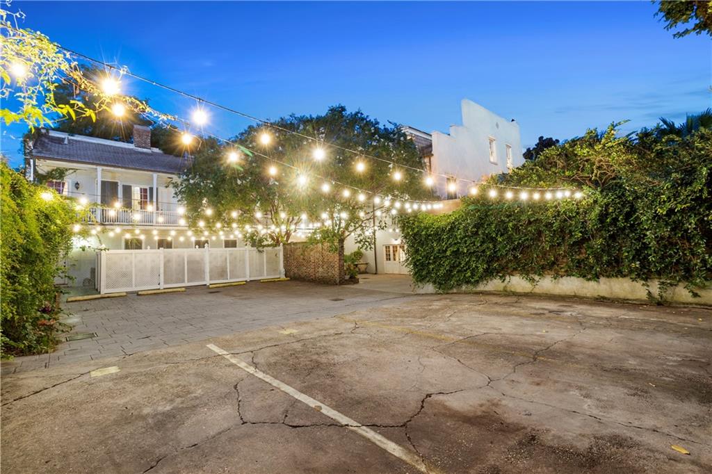 521 DAUPHINE Street