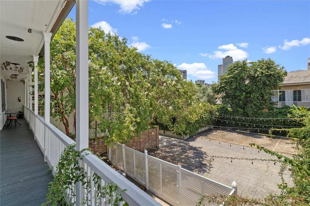 521 DAUPHINE Street