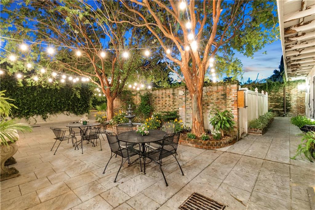 521 DAUPHINE Street