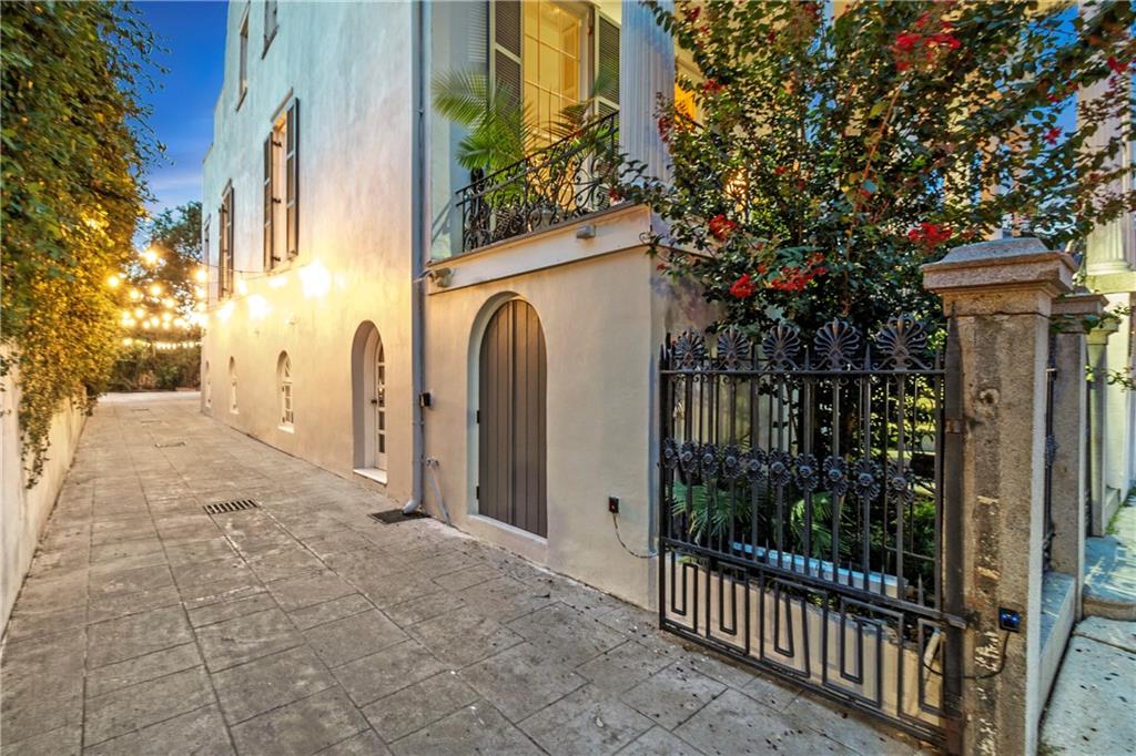521 DAUPHINE Street