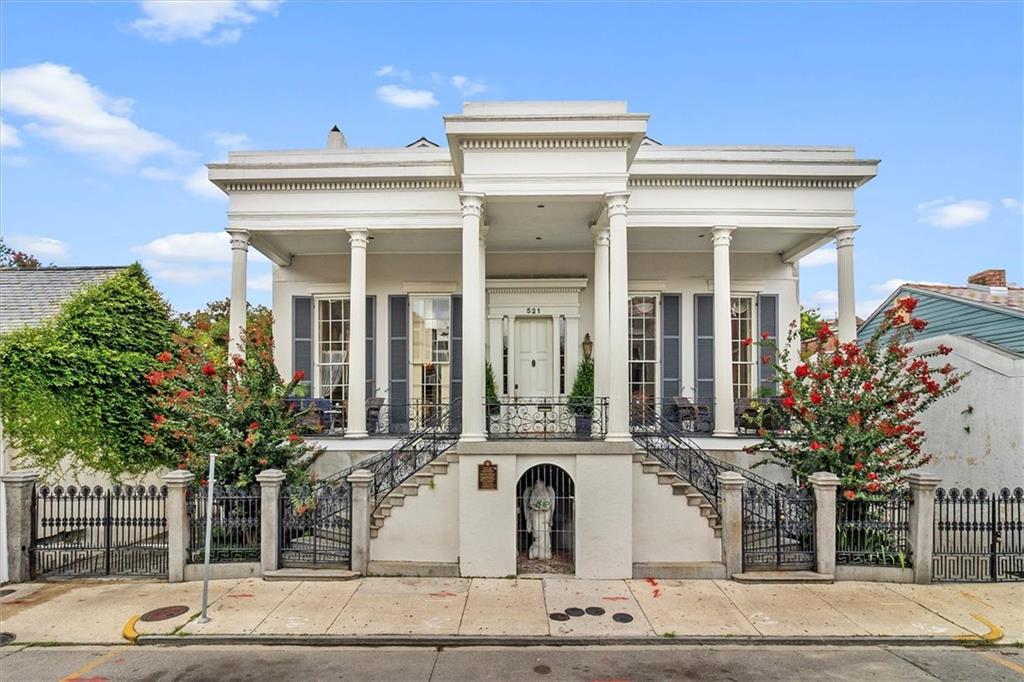 521 DAUPHINE Street