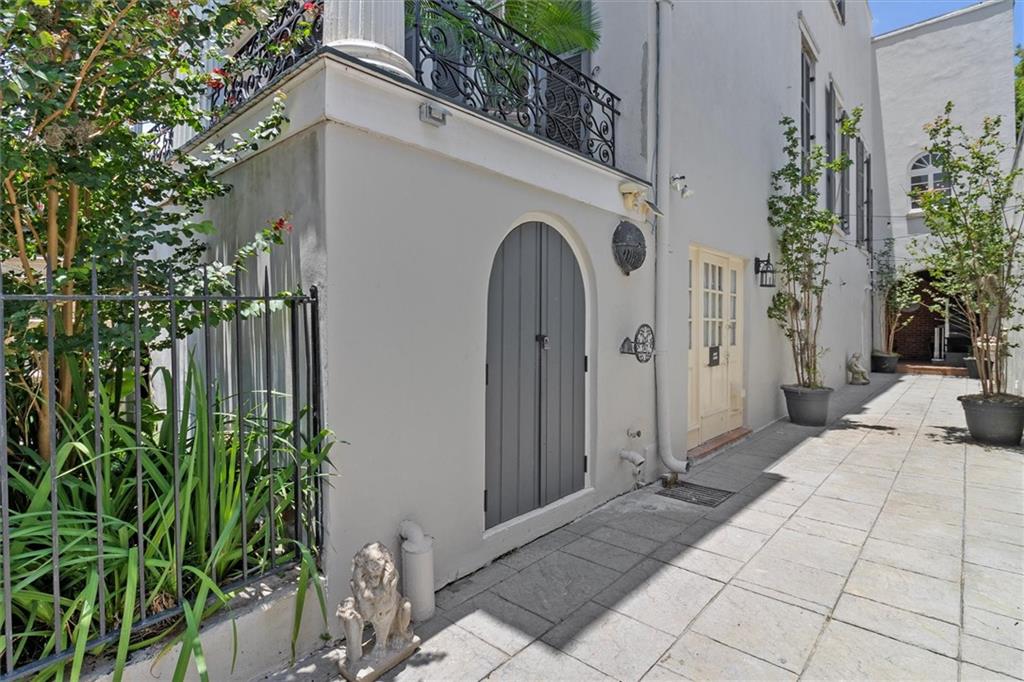521 DAUPHINE Street