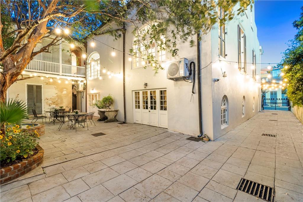 521 DAUPHINE Street
