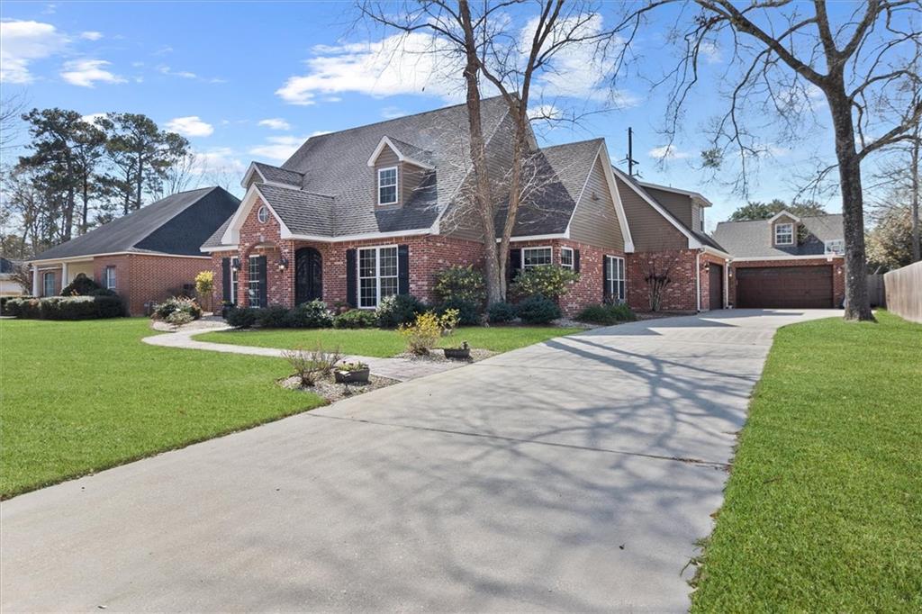 423 RIVER OAKS Drive