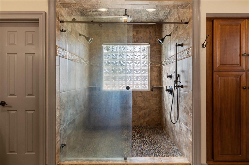 423 RIVER OAKS Drive