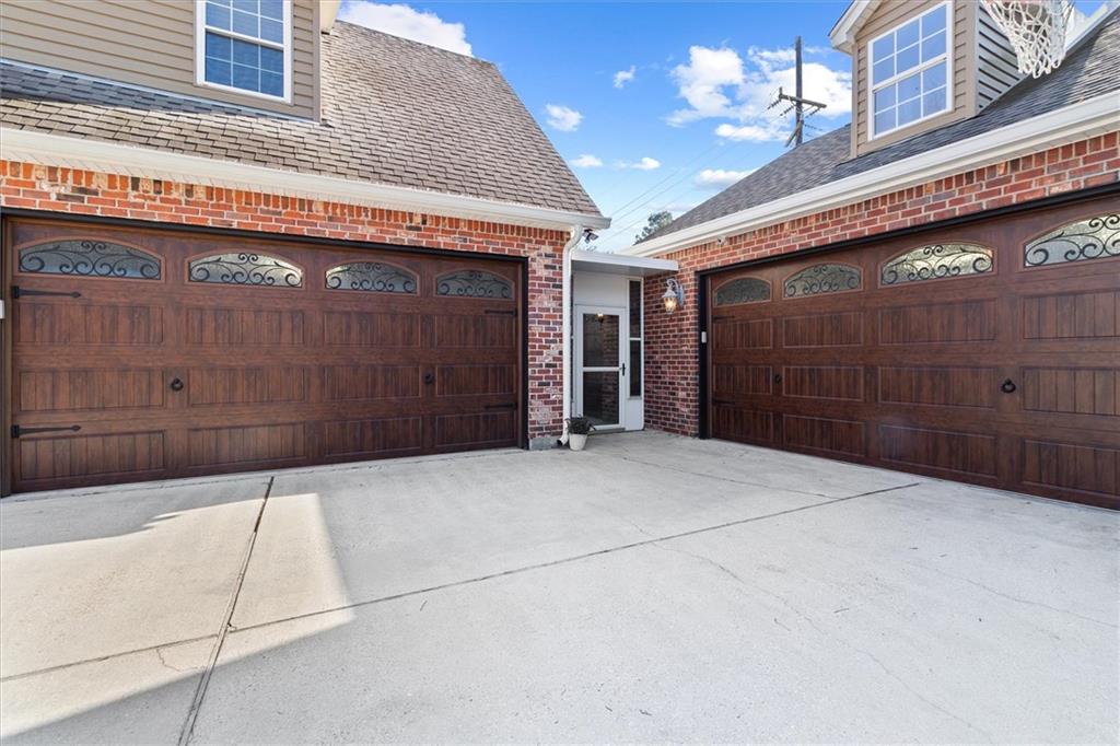 423 RIVER OAKS Drive