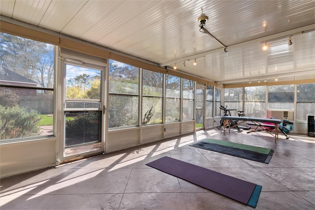 423 RIVER OAKS Drive