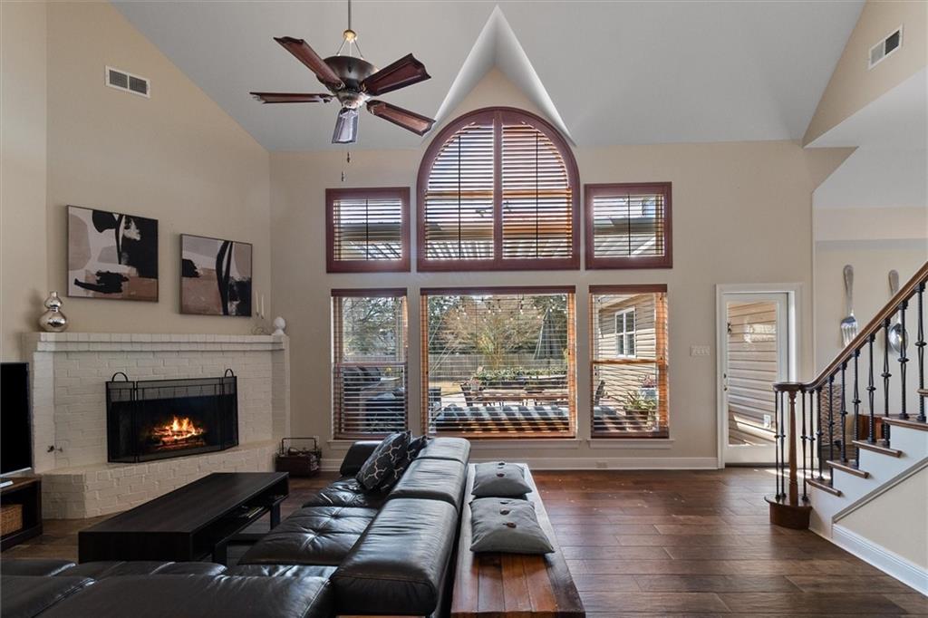 423 RIVER OAKS Drive