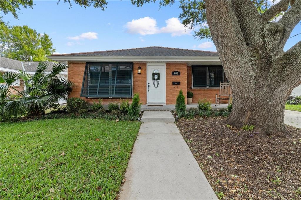 909 ROSA Avenue