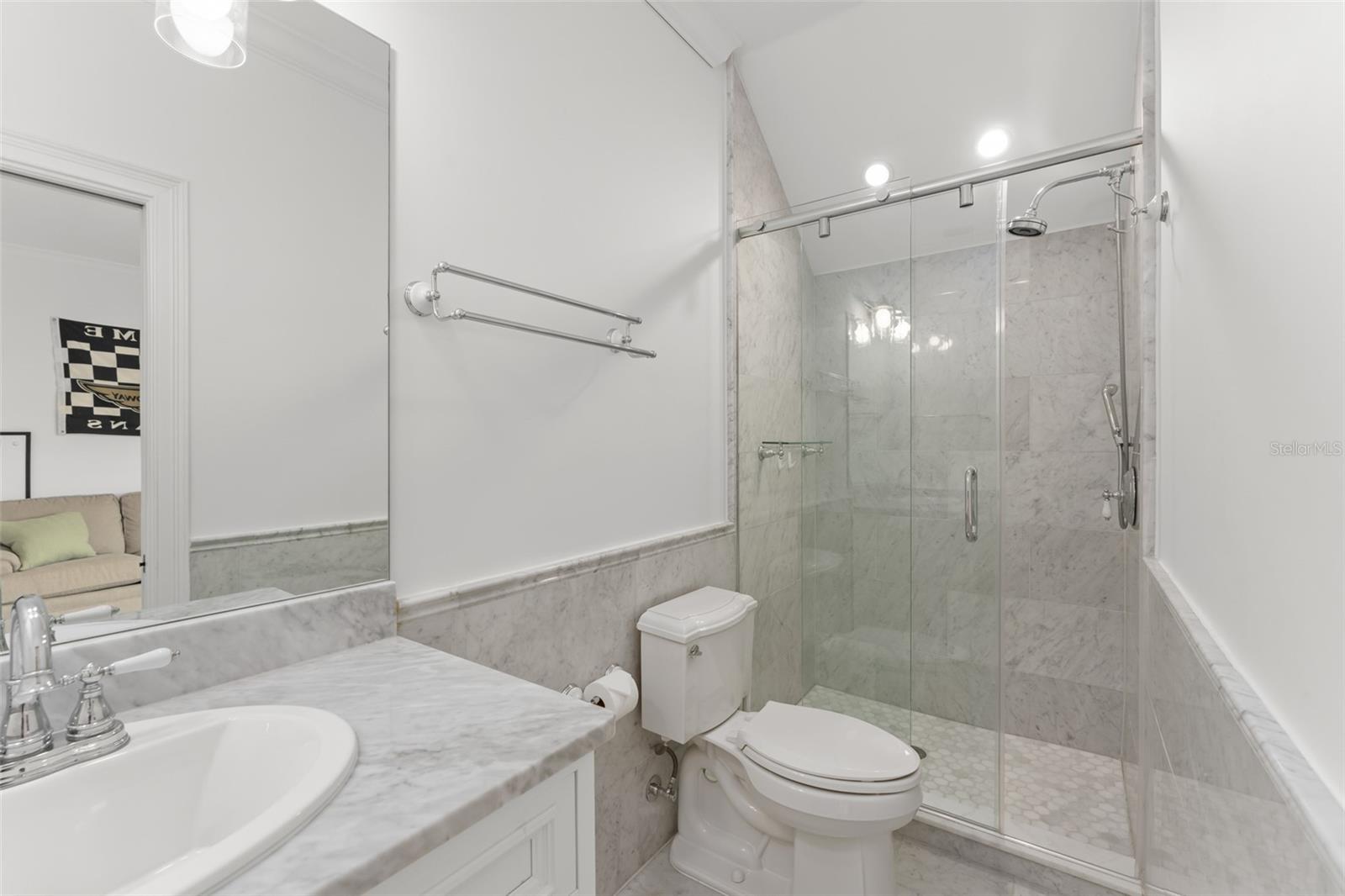 733 EASTLAWN DR