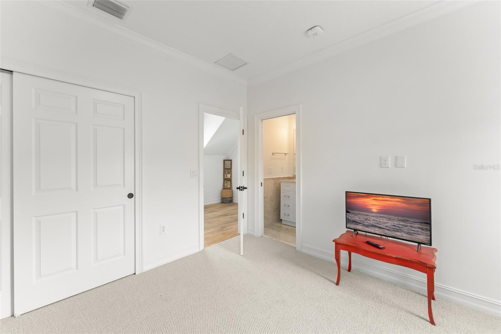 733 EASTLAWN DR