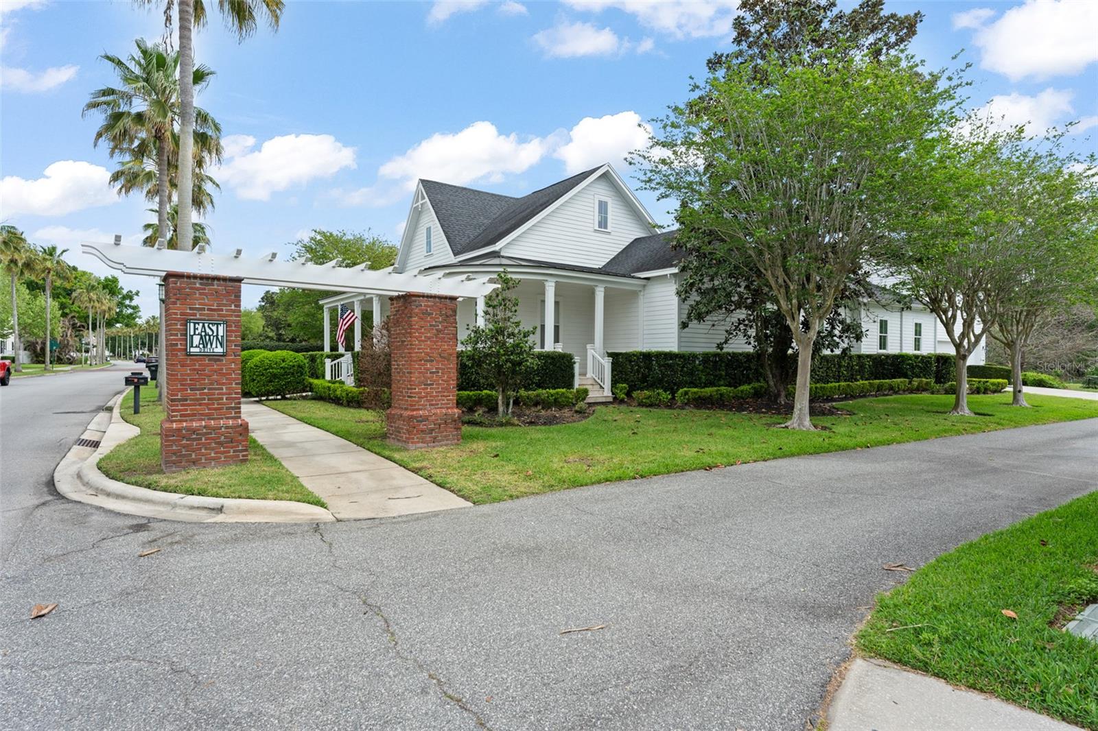 733 EASTLAWN DR