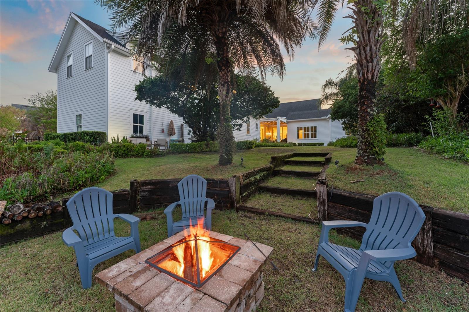 733 EASTLAWN DR