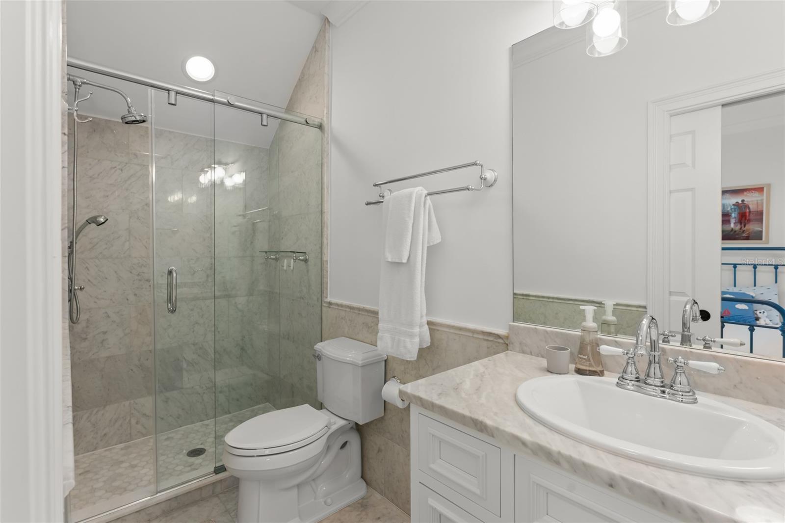 733 EASTLAWN DR