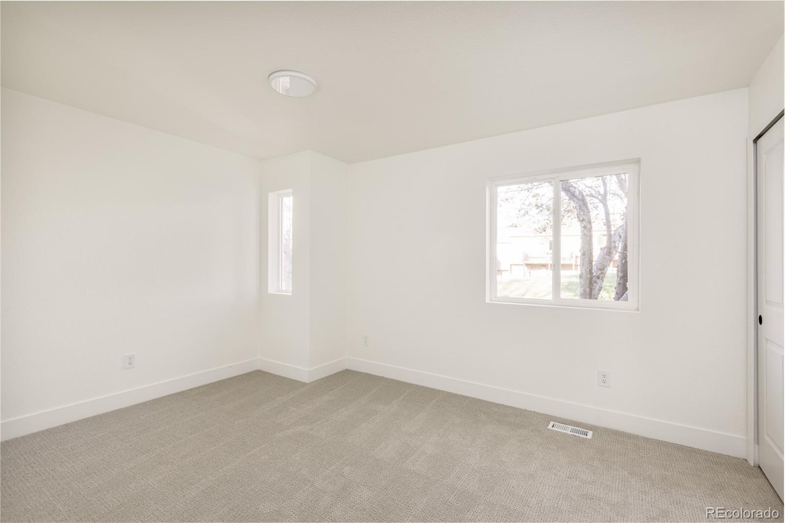 2907 W Rowland Avenue