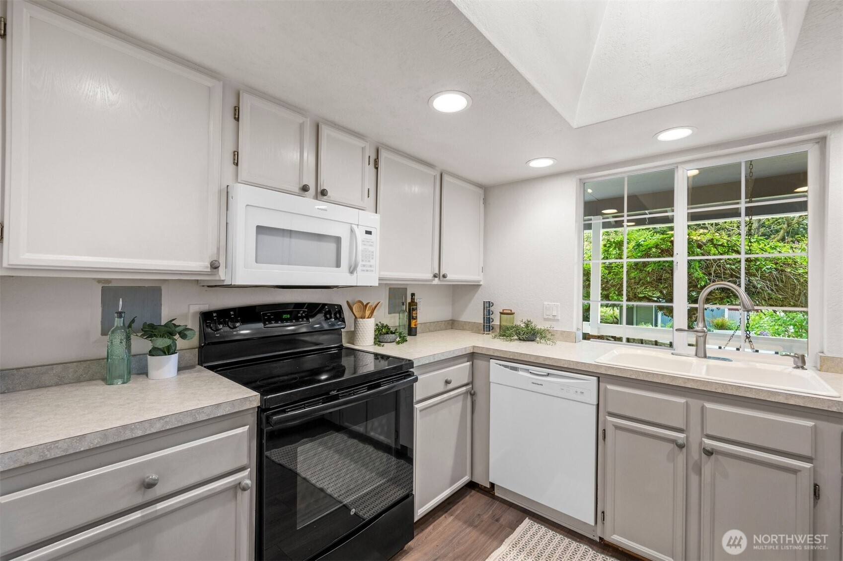 25 E Intercity Avenue