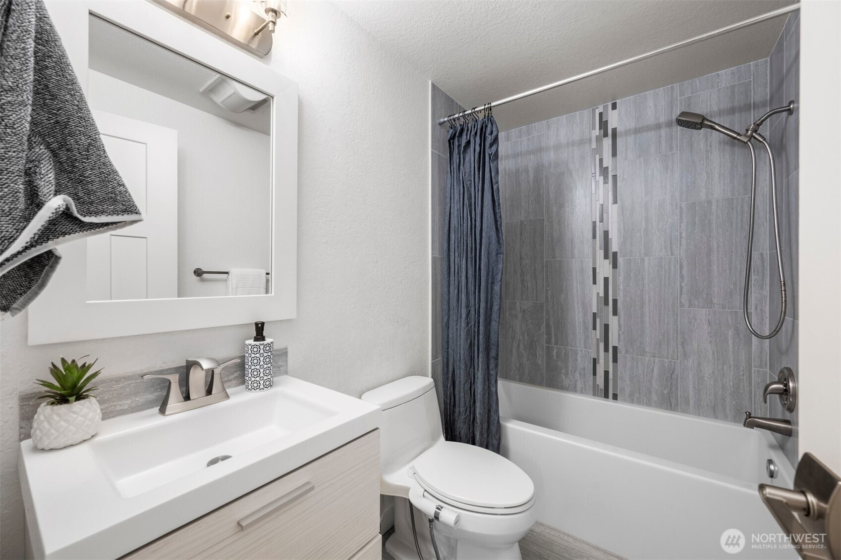 25 E Intercity Avenue