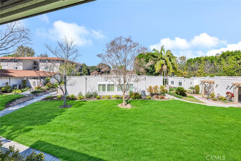 2249 Via Mariposa E N