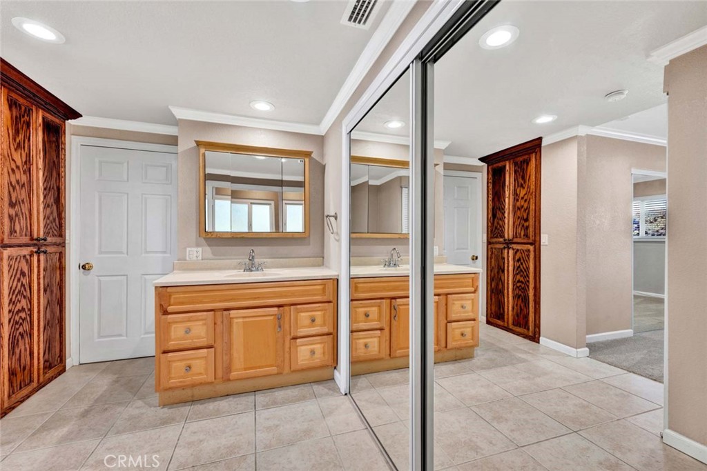 2249 Via Mariposa E N