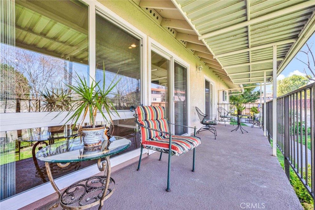 2249 Via Mariposa E N